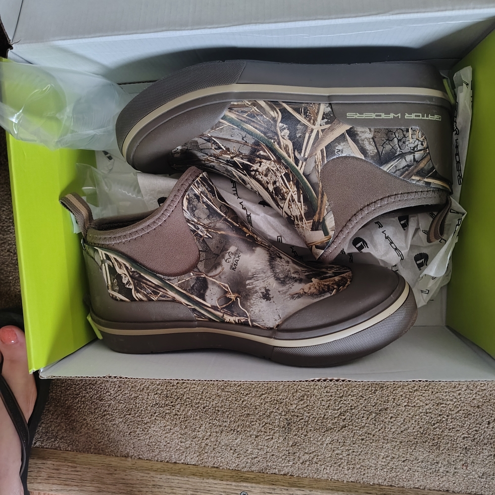 Chic Brown Ankle Boots with Decorative Pattern